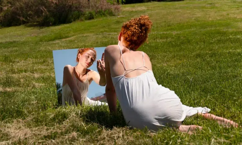 jauna moteris pievoje