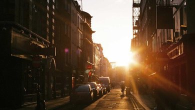 kobieta świętująca urodziny na dachu